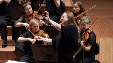 Simone Young conducts the Sydney Symphony Orchestra