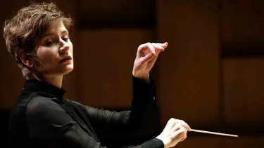 Anja Bihlmaier conducts.