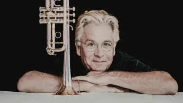 Håkan Hardenberger next to a trumpet.