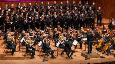 Stephen Layton conducts the Sydney Symphony Orchestra.