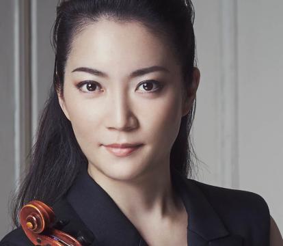 A closeup headshot of violinist Akiko Suwanai