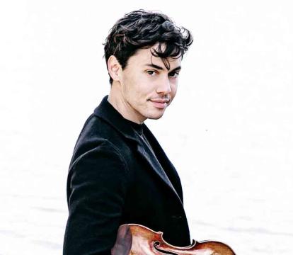 Benjamin Beilmann holds the violin.