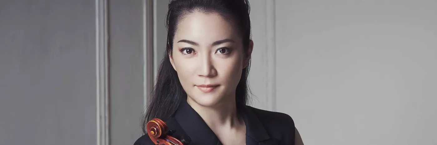 A closeup headshot of violinist Akiko Suwanai