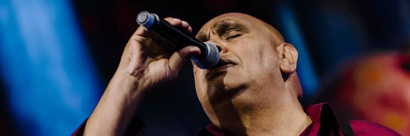 Kutcha Edwards sings with microphone in hand